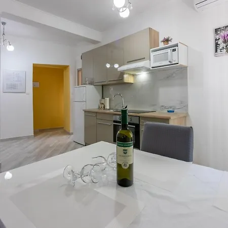 Danijel Apartman *